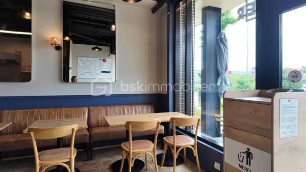 🍔 À VENDRE – FONDS DE COMMERCE DE RESTAURATION RAPIDE « COLLIN'S BURGER » À LOUVIERS (27) 🍔
💥 UNE OPPORTUNITÉ CLÉ EN MAIN AU FORT POTENTIEL DE DÉVELOPPEMENT !
Vous souhaitez reprendre une affaire rentable, reconnue localement et immédiatement exploitable ? Découvrez Collin's Burger, une enseigne appréciée bénéficiant d'une excellente notoriété et d'une clientèle fidèle.
Idéalement situé à Louviers, à proximité immédiate de l'A13 et au cœur d'un environnement commercial dynamique, cet établissement profite d'un emplacement stratégique offrant visibilité, accessibilité et attractivité.

⭐ LES ATOUTS DE CETTE AFFAIRE

✔ Restaurant reconnu et apprécié de sa clientèle
✔ 20 places assises en salle
✔ 20 places en terrasse
✔ Parking à proximité immédiate
✔ Matériel professionnel complet en excellent état (moins de 3 ans)
✔ Établissement aux normes avec sanitaires PMR
✔ Aucun investissement à prévoir
✔ Reprise immédiate possible

📈 UN POTENTIEL DE CROISSANCE IMPORTANT

L'activité actuelle est exploitée du mardi au samedi, midi et soir, laissant de réelles perspectives de développement :
✔ Déploiement de la livraison
✔ Renforcement de la vente à emporter
✔ Extension des horaires et jours d'ouverture

💼 UNE AFFAIRE SAINE ET RENTABLE
L'établissement bénéficie d'un chiffre d'affaires attractif, d'une clientèle régulière et d'une excellente réputation locale.

 ✔ Prix de vente : 105 000 €
 ✔ Loyer : 1 562 € TTC / mois

 ✔ Une opportunité rare sur le secteur. Contactez moi dès maintenant pour découvrir tout                       le potentiel de cette belle affaire !
      Malika COULANGES
      Conseillère Immobilier – BSK Immobilier
      📞06 83 30 17 01