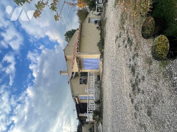 Maison traditionnelle de type 5, avec garage, piscine et terrain clos d’environ 2 500m² en zone Ubc.