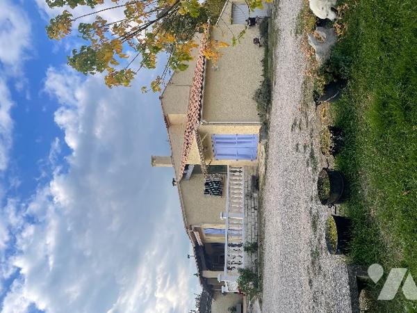 Maison traditionnelle de type 5, avec garage, piscine et terrain clos d’environ 2 500m² en zone Ubc.