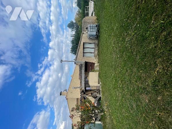 Maison traditionnelle de type 5, avec garage, piscine et terrain clos d’environ 2 500m² en zone Ubc.