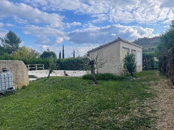 Maison traditionnelle de type 5, avec garage, piscine et terrain clos d’environ 2 500m² en zone Ubc.