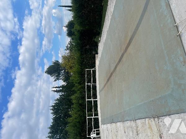 Maison traditionnelle de type 5, avec garage, piscine et terrain clos d’environ 2 500m² en zone Ubc.