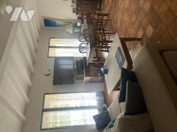 Maison traditionnelle de type 5, avec garage, piscine et terrain clos d’environ 2 500m² en zone Ubc.