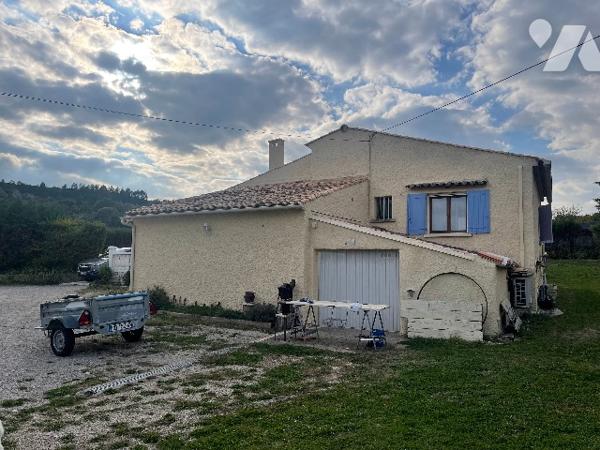 Maison traditionnelle de type 5, avec garage, piscine et terrain clos d’environ 2 500m² en zone Ubc.