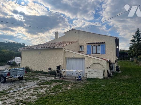 Maison traditionnelle de type 5, avec garage, piscine et terrain clos d’environ 2 500m² en zone Ubc.