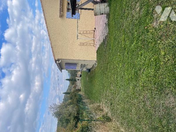 Maison traditionnelle de type 5, avec garage, piscine et terrain clos d’environ 2 500m² en zone Ubc.