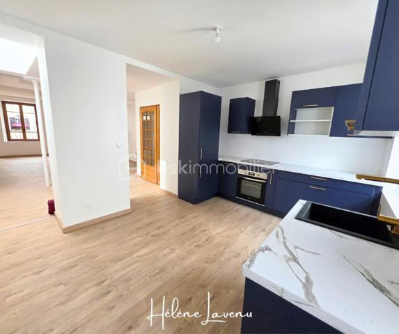 En plein cœur des rues historiques de Montreuil / Mer ! 
A deux pas des commerces, de la place centrale, des remparts ! 

Maison offrant 145m² de surface habitable ! 

Cette maison est prête à accueillir une nouvelle famille, ou un projet d'investissement ! 

- Séjour spacieux, avec puits de lumière, accès à l'espace cuisine puis terrasse et ses dépendances,
- Un espace buanderie et wc séparés viennent compléter ce rez-de-chaussée,
- A l'étage, 3 chambres spacieuses ( de 10 à 17m² ) ainsi que la salle de bain,
- Au dernier étage, une immense chambre de 38m², qui laisse place à votre imagination pour aménager vos espaces : dressing, salle d'eau, ...

Vous trouverez également un grenier.
Une cave dotée d'une particularité étonnante, que vous découvrirez en visite ! Particularité préservée et attestant de son histoire.

Prestations techniques : 
- DPE C (  176  ) GES A ( 5 )
- Surface habitable 145m² + Annexe 28m²
- isolation des murs neuve,
- Chauffage électrique,
- Production eau chaude par ballon 200L
- VMC Auto-réglable
- électricité récente = aucune anomalie électrique sur le diagnostic.

Contact et visites : 06.37.49.25.17
Hélène LAVENU

Obtenez en avant première, les nouveautés sur sur les réseaux FB : Hélène LAVENU
