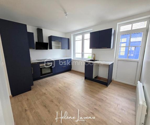 En plein cœur des rues historiques de Montreuil / Mer ! 
A deux pas des commerces, de la place centrale, des remparts ! 

Maison offrant 145m² de surface habitable ! 

Cette maison est prête à accueillir une nouvelle famille, ou un projet d'investissement ! 

- Séjour spacieux, avec puits de lumière, accès à l'espace cuisine puis terrasse et ses dépendances,
- Un espace buanderie et wc séparés viennent compléter ce rez-de-chaussée,
- A l'étage, 3 chambres spacieuses ( de 10 à 17m² ) ainsi que la salle de bain,
- Au dernier étage, une immense chambre de 38m², qui laisse place à votre imagination pour aménager vos espaces : dressing, salle d'eau, ...

Vous trouverez également un grenier.
Une cave dotée d'une particularité étonnante, que vous découvrirez en visite ! Particularité préservée et attestant de son histoire.

Prestations techniques : 
- DPE C (  176  ) GES A ( 5 )
- Surface habitable 145m² + Annexe 28m²
- isolation des murs neuve,
- Chauffage électrique,
- Production eau chaude par ballon 200L
- VMC Auto-réglable
- électricité récente = aucune anomalie électrique sur le diagnostic.

Contact et visites : 06.37.49.25.17
Hélène LAVENU

Obtenez en avant première, les nouveautés sur sur les réseaux FB : Hélène LAVENU