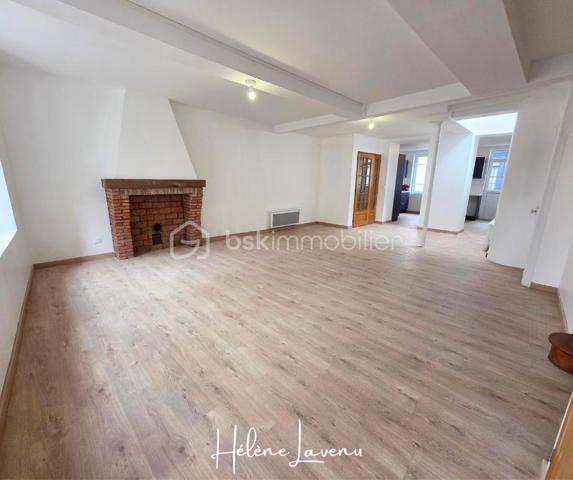 En plein cœur des rues historiques de Montreuil / Mer ! 
A deux pas des commerces, de la place centrale, des remparts ! 

Maison offrant 145m² de surface habitable ! 

Cette maison est prête à accueillir une nouvelle famille, ou un projet d'investissement ! 

- Séjour spacieux, avec puits de lumière, accès à l'espace cuisine puis terrasse et ses dépendances,
- Un espace buanderie et wc séparés viennent compléter ce rez-de-chaussée,
- A l'étage, 3 chambres spacieuses ( de 10 à 17m² ) ainsi que la salle de bain,
- Au dernier étage, une immense chambre de 38m², qui laisse place à votre imagination pour aménager vos espaces : dressing, salle d'eau, ...

Vous trouverez également un grenier.
Une cave dotée d'une particularité étonnante, que vous découvrirez en visite ! Particularité préservée et attestant de son histoire.

Prestations techniques : 
- DPE C (  176  ) GES A ( 5 )
- Surface habitable 145m² + Annexe 28m²
- isolation des murs neuve,
- Chauffage électrique,
- Production eau chaude par ballon 200L
- VMC Auto-réglable
- électricité récente = aucune anomalie électrique sur le diagnostic.

Contact et visites : 06.37.49.25.17
Hélène LAVENU

Obtenez en avant première, les nouveautés sur sur les réseaux FB : Hélène LAVENU