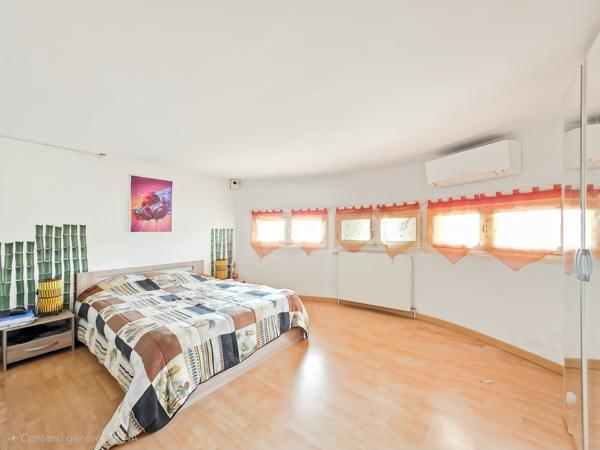Maison
         7 pièces
        - 300 m²