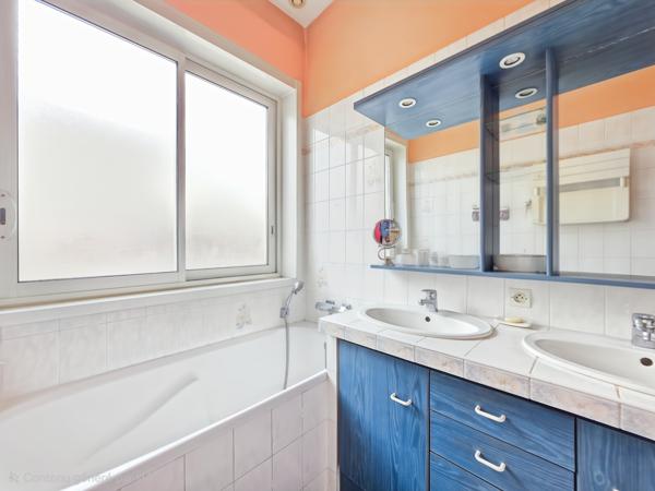 Maison
         7 pièces
        - 300 m²