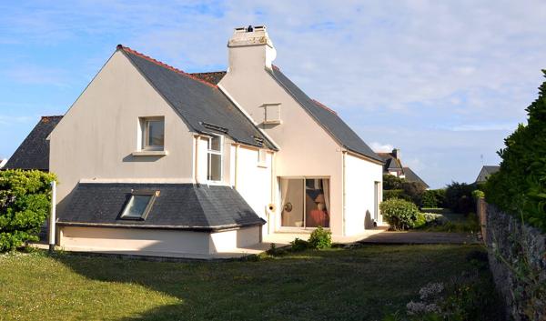 Maison familiale avec dépendance et grand terrain, face aux spots de surf de Pors Carn