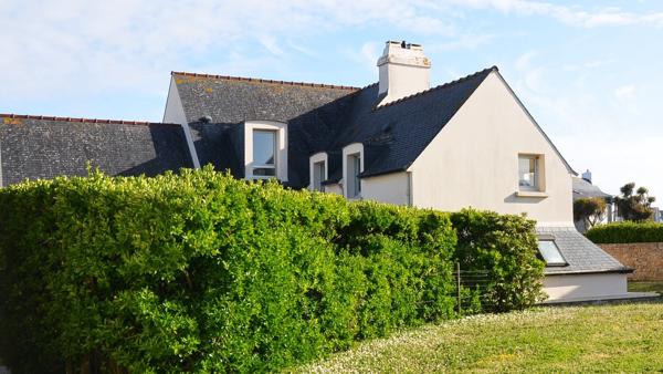 Maison familiale avec dépendance et grand terrain, face aux spots de surf de Pors Carn
