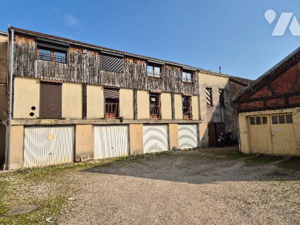 GRAY, immeuble de trois logements avec garages.