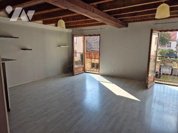 GRAY, immeuble de trois logements avec garages.