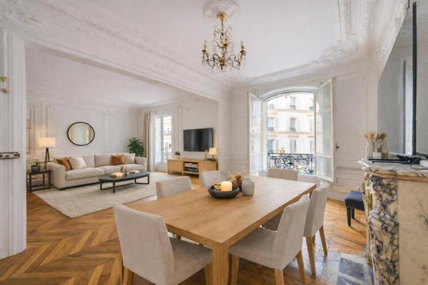 MAGNIFIQUE APPARTEMENT HAUSSMANNIEN A DEUX PAS DES CHAMPS ELYSEES