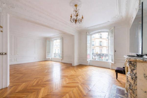 MAGNIFIQUE APPARTEMENT HAUSSMANNIEN A DEUX PAS DES CHAMPS ELYSEES