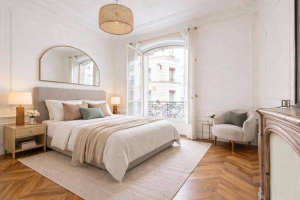 MAGNIFIQUE APPARTEMENT HAUSSMANNIEN A DEUX PAS DES CHAMPS ELYSEES