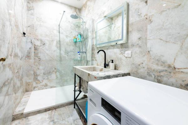 MAGNIFIQUE APPARTEMENT HAUSSMANNIEN A DEUX PAS DES CHAMPS ELYSEES