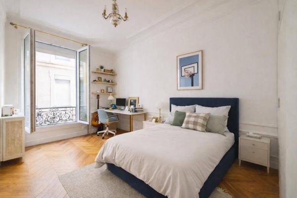 MAGNIFIQUE APPARTEMENT HAUSSMANNIEN A DEUX PAS DES CHAMPS ELYSEES