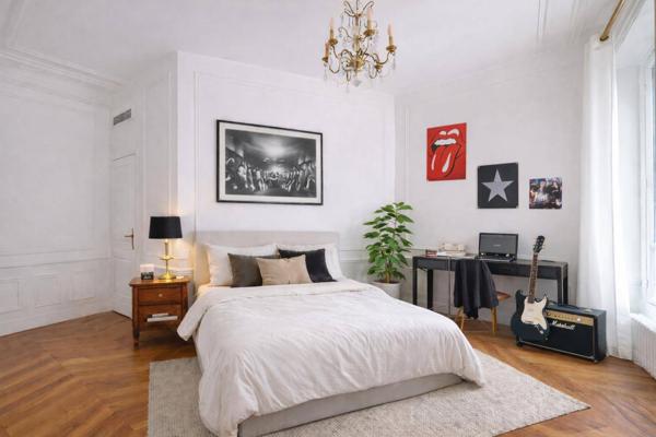 MAGNIFIQUE APPARTEMENT HAUSSMANNIEN A DEUX PAS DES CHAMPS ELYSEES