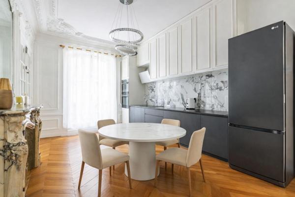 MAGNIFIQUE APPARTEMENT HAUSSMANNIEN A DEUX PAS DES CHAMPS ELYSEES