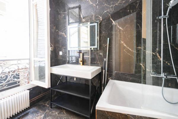 MAGNIFIQUE APPARTEMENT HAUSSMANNIEN A DEUX PAS DES CHAMPS ELYSEES