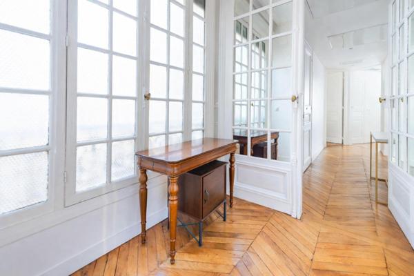 MAGNIFIQUE APPARTEMENT HAUSSMANNIEN A DEUX PAS DES CHAMPS ELYSEES