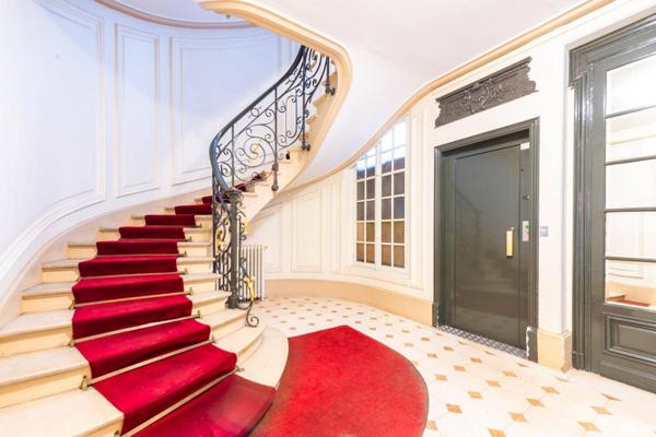 MAGNIFIQUE APPARTEMENT HAUSSMANNIEN A DEUX PAS DES CHAMPS ELYSEES