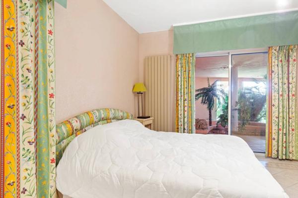 Mandelieu, villa sur les hauteurs, vue mer panoramique