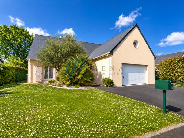 Maison familiale spacieuse de 205m² avec jardin arboré, sans vis-à-vis, proche de Nantes.