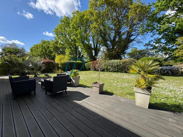 Maison familiale spacieuse de 205m² avec jardin arboré, sans vis-à-vis, proche de Nantes.