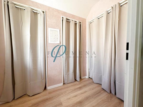 Maison familiale spacieuse de 205m² avec jardin arboré, sans vis-à-vis, proche de Nantes.