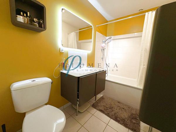 Maison familiale spacieuse de 205m² avec jardin arboré, sans vis-à-vis, proche de Nantes.