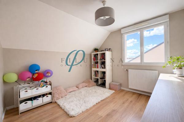 Maison familiale spacieuse de 205m² avec jardin arboré, sans vis-à-vis, proche de Nantes.