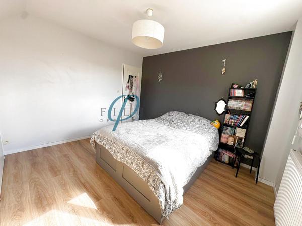 Maison familiale spacieuse de 205m² avec jardin arboré, sans vis-à-vis, proche de Nantes.