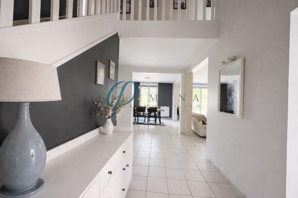 Maison familiale spacieuse de 205m² avec jardin arboré, sans vis-à-vis, proche de Nantes.