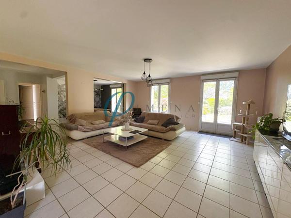 Maison familiale spacieuse de 205m² avec jardin arboré, sans vis-à-vis, proche de Nantes.