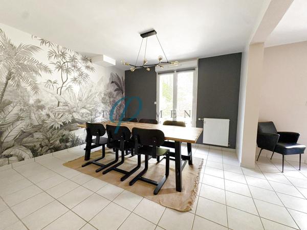 Maison familiale spacieuse de 205m² avec jardin arboré, sans vis-à-vis, proche de Nantes.