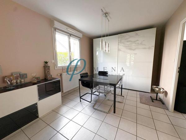 Maison familiale spacieuse de 205m² avec jardin arboré, sans vis-à-vis, proche de Nantes.