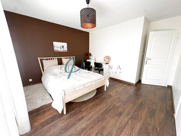 Maison familiale spacieuse de 205m² avec jardin arboré, sans vis-à-vis, proche de Nantes.