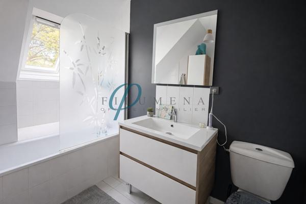 Maison familiale spacieuse de 205m² avec jardin arboré, sans vis-à-vis, proche de Nantes.