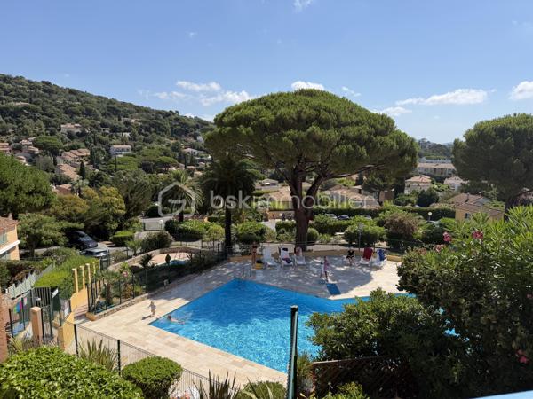 Un pied-à-terre idéal à proximité de la mer !

Proche des plages, du port et du centre-ville, venez découvrir ce charmant appartement 2 pièces Climatisé, vendu entièrement meublé, offrant 35 m² habitables.

Situé dans une résidence de Standing Sécurisée avec gardien, au cœur d'un environnement calme et verdoyant, ce bien constitue une belle opportunité pour profiter de Cavalaire tout au long de l'année ou pour un investissement locatif.

L'appartement propose une organisation fonctionnelle avec une entrée avec placard, une chambre, une salle de bains avec WC et une agréable pièce de vie avec cuisine ouverte.

La pièce de vie s'ouvre sur une terrasse exposée Est, avec une vue dégagée particulièrement agréable sur la piscine et les jardins paysagers de la résidence, complétée par un aperçu mer.

Autre véritable atout : une mezzanine de plus de 9 m², offrant un espace supplémentaire qui pourra être utilisé comme couchage, bureau ou espace détente.

UNE RÉSIDENCE IDÉALE POUR PROFITER DE CAVALAIRE

Vous bénéficierez d'un cadre de vie privilégié avec :

🏊 Une piscine
🌳 De beaux jardins paysagers
🎯 Un terrain de pétanque
🛡️ Un gardien et un accès sécurisé
🤫 Un environnement calme et préservé

Une place de stationnement privative vient compléter le bien.

LES POINTS FORTS

⭐ 35 m² habitables / 27 m² Loi Carrez
⭐ Appartement vendu entièrement meublé
⭐ Climatisation
⭐ Mezzanine de plus de 9 m²
⭐ Terrasse exposée Est
⭐ Vue piscine et jardins
⭐ Aperçu mer
⭐ Piscine dans la résidence
⭐ Gardien
⭐ Parking privatif
⭐ DPE C / A
⭐ À quelques pas des plages, du port et du centre-ville
⭐ Charges de copropriété : 122 € / mois

Que ce soit pour vos vacances, votre résidence secondaire ou un investissement locatif, ce bien offre un excellent compromis entre confort, environnement et proximité des principaux attraits de Cavalaire-sur-Mer.

À découvrir sans tarder.

📞 Olivier PROUST
Agent Mandataire Immobilier indépendant
📱 06 61 53 40 05
📧 o.proust@bskimmobilier.com