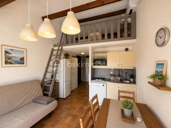 Un pied-à-terre idéal à proximité de la mer !

Proche des plages, du port et du centre-ville, venez découvrir ce charmant appartement 2 pièces Climatisé, vendu entièrement meublé, offrant 35 m² habitables.

Situé dans une résidence de Standing Sécurisée avec gardien, au cœur d'un environnement calme et verdoyant, ce bien constitue une belle opportunité pour profiter de Cavalaire tout au long de l'année ou pour un investissement locatif.

L'appartement propose une organisation fonctionnelle avec une entrée avec placard, une chambre, une salle de bains avec WC et une agréable pièce de vie avec cuisine ouverte.

La pièce de vie s'ouvre sur une terrasse exposée Est, avec une vue dégagée particulièrement agréable sur la piscine et les jardins paysagers de la résidence, complétée par un aperçu mer.

Autre véritable atout : une mezzanine de plus de 9 m², offrant un espace supplémentaire qui pourra être utilisé comme couchage, bureau ou espace détente.

UNE RÉSIDENCE IDÉALE POUR PROFITER DE CAVALAIRE

Vous bénéficierez d'un cadre de vie privilégié avec :

🏊 Une piscine
🌳 De beaux jardins paysagers
🎯 Un terrain de pétanque
🛡️ Un gardien et un accès sécurisé
🤫 Un environnement calme et préservé

Une place de stationnement privative vient compléter le bien.

LES POINTS FORTS

⭐ 35 m² habitables / 27 m² Loi Carrez
⭐ Appartement vendu entièrement meublé
⭐ Climatisation
⭐ Mezzanine de plus de 9 m²
⭐ Terrasse exposée Est
⭐ Vue piscine et jardins
⭐ Aperçu mer
⭐ Piscine dans la résidence
⭐ Gardien
⭐ Parking privatif
⭐ DPE C / A
⭐ À quelques pas des plages, du port et du centre-ville
⭐ Charges de copropriété : 122 € / mois

Que ce soit pour vos vacances, votre résidence secondaire ou un investissement locatif, ce bien offre un excellent compromis entre confort, environnement et proximité des principaux attraits de Cavalaire-sur-Mer.

À découvrir sans tarder.

📞 Olivier PROUST
Agent Mandataire Immobilier indépendant
📱 06 61 53 40 05
📧 o.proust@bskimmobilier.com