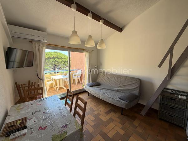 Un pied-à-terre idéal à proximité de la mer !

Proche des plages, du port et du centre-ville, venez découvrir ce charmant appartement 2 pièces Climatisé, vendu entièrement meublé, offrant 35 m² habitables.

Situé dans une résidence de Standing Sécurisée avec gardien, au cœur d'un environnement calme et verdoyant, ce bien constitue une belle opportunité pour profiter de Cavalaire tout au long de l'année ou pour un investissement locatif.

L'appartement propose une organisation fonctionnelle avec une entrée avec placard, une chambre, une salle de bains avec WC et une agréable pièce de vie avec cuisine ouverte.

La pièce de vie s'ouvre sur une terrasse exposée Est, avec une vue dégagée particulièrement agréable sur la piscine et les jardins paysagers de la résidence, complétée par un aperçu mer.

Autre véritable atout : une mezzanine de plus de 9 m², offrant un espace supplémentaire qui pourra être utilisé comme couchage, bureau ou espace détente.

UNE RÉSIDENCE IDÉALE POUR PROFITER DE CAVALAIRE

Vous bénéficierez d'un cadre de vie privilégié avec :

🏊 Une piscine
🌳 De beaux jardins paysagers
🎯 Un terrain de pétanque
🛡️ Un gardien et un accès sécurisé
🤫 Un environnement calme et préservé

Une place de stationnement privative vient compléter le bien.

LES POINTS FORTS

⭐ 35 m² habitables / 27 m² Loi Carrez
⭐ Appartement vendu entièrement meublé
⭐ Climatisation
⭐ Mezzanine de plus de 9 m²
⭐ Terrasse exposée Est
⭐ Vue piscine et jardins
⭐ Aperçu mer
⭐ Piscine dans la résidence
⭐ Gardien
⭐ Parking privatif
⭐ DPE C / A
⭐ À quelques pas des plages, du port et du centre-ville
⭐ Charges de copropriété : 122 € / mois

Que ce soit pour vos vacances, votre résidence secondaire ou un investissement locatif, ce bien offre un excellent compromis entre confort, environnement et proximité des principaux attraits de Cavalaire-sur-Mer.

À découvrir sans tarder.

📞 Olivier PROUST
Agent Mandataire Immobilier indépendant
📱 06 61 53 40 05
📧 o.proust@bskimmobilier.com