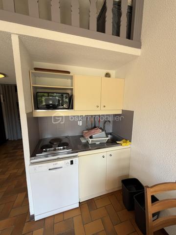 Un pied-à-terre idéal à proximité de la mer !

Proche des plages, du port et du centre-ville, venez découvrir ce charmant appartement 2 pièces Climatisé, vendu entièrement meublé, offrant 35 m² habitables.

Situé dans une résidence de Standing Sécurisée avec gardien, au cœur d'un environnement calme et verdoyant, ce bien constitue une belle opportunité pour profiter de Cavalaire tout au long de l'année ou pour un investissement locatif.

L'appartement propose une organisation fonctionnelle avec une entrée avec placard, une chambre, une salle de bains avec WC et une agréable pièce de vie avec cuisine ouverte.

La pièce de vie s'ouvre sur une terrasse exposée Est, avec une vue dégagée particulièrement agréable sur la piscine et les jardins paysagers de la résidence, complétée par un aperçu mer.

Autre véritable atout : une mezzanine de plus de 9 m², offrant un espace supplémentaire qui pourra être utilisé comme couchage, bureau ou espace détente.

UNE RÉSIDENCE IDÉALE POUR PROFITER DE CAVALAIRE

Vous bénéficierez d'un cadre de vie privilégié avec :

🏊 Une piscine
🌳 De beaux jardins paysagers
🎯 Un terrain de pétanque
🛡️ Un gardien et un accès sécurisé
🤫 Un environnement calme et préservé

Une place de stationnement privative vient compléter le bien.

LES POINTS FORTS

⭐ 35 m² habitables / 27 m² Loi Carrez
⭐ Appartement vendu entièrement meublé
⭐ Climatisation
⭐ Mezzanine de plus de 9 m²
⭐ Terrasse exposée Est
⭐ Vue piscine et jardins
⭐ Aperçu mer
⭐ Piscine dans la résidence
⭐ Gardien
⭐ Parking privatif
⭐ DPE C / A
⭐ À quelques pas des plages, du port et du centre-ville
⭐ Charges de copropriété : 122 € / mois

Que ce soit pour vos vacances, votre résidence secondaire ou un investissement locatif, ce bien offre un excellent compromis entre confort, environnement et proximité des principaux attraits de Cavalaire-sur-Mer.

À découvrir sans tarder.

📞 Olivier PROUST
Agent Mandataire Immobilier indépendant
📱 06 61 53 40 05
📧 o.proust@bskimmobilier.com
