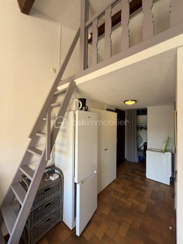 Un pied-à-terre idéal à proximité de la mer !

Proche des plages, du port et du centre-ville, venez découvrir ce charmant appartement 2 pièces Climatisé, vendu entièrement meublé, offrant 35 m² habitables.

Situé dans une résidence de Standing Sécurisée avec gardien, au cœur d'un environnement calme et verdoyant, ce bien constitue une belle opportunité pour profiter de Cavalaire tout au long de l'année ou pour un investissement locatif.

L'appartement propose une organisation fonctionnelle avec une entrée avec placard, une chambre, une salle de bains avec WC et une agréable pièce de vie avec cuisine ouverte.

La pièce de vie s'ouvre sur une terrasse exposée Est, avec une vue dégagée particulièrement agréable sur la piscine et les jardins paysagers de la résidence, complétée par un aperçu mer.

Autre véritable atout : une mezzanine de plus de 9 m², offrant un espace supplémentaire qui pourra être utilisé comme couchage, bureau ou espace détente.

UNE RÉSIDENCE IDÉALE POUR PROFITER DE CAVALAIRE

Vous bénéficierez d'un cadre de vie privilégié avec :

🏊 Une piscine
🌳 De beaux jardins paysagers
🎯 Un terrain de pétanque
🛡️ Un gardien et un accès sécurisé
🤫 Un environnement calme et préservé

Une place de stationnement privative vient compléter le bien.

LES POINTS FORTS

⭐ 35 m² habitables / 27 m² Loi Carrez
⭐ Appartement vendu entièrement meublé
⭐ Climatisation
⭐ Mezzanine de plus de 9 m²
⭐ Terrasse exposée Est
⭐ Vue piscine et jardins
⭐ Aperçu mer
⭐ Piscine dans la résidence
⭐ Gardien
⭐ Parking privatif
⭐ DPE C / A
⭐ À quelques pas des plages, du port et du centre-ville
⭐ Charges de copropriété : 122 € / mois

Que ce soit pour vos vacances, votre résidence secondaire ou un investissement locatif, ce bien offre un excellent compromis entre confort, environnement et proximité des principaux attraits de Cavalaire-sur-Mer.

À découvrir sans tarder.

📞 Olivier PROUST
Agent Mandataire Immobilier indépendant
📱 06 61 53 40 05
📧 o.proust@bskimmobilier.com