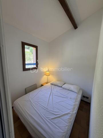 Un pied-à-terre idéal à proximité de la mer !

Proche des plages, du port et du centre-ville, venez découvrir ce charmant appartement 2 pièces Climatisé, vendu entièrement meublé, offrant 35 m² habitables.

Situé dans une résidence de Standing Sécurisée avec gardien, au cœur d'un environnement calme et verdoyant, ce bien constitue une belle opportunité pour profiter de Cavalaire tout au long de l'année ou pour un investissement locatif.

L'appartement propose une organisation fonctionnelle avec une entrée avec placard, une chambre, une salle de bains avec WC et une agréable pièce de vie avec cuisine ouverte.

La pièce de vie s'ouvre sur une terrasse exposée Est, avec une vue dégagée particulièrement agréable sur la piscine et les jardins paysagers de la résidence, complétée par un aperçu mer.

Autre véritable atout : une mezzanine de plus de 9 m², offrant un espace supplémentaire qui pourra être utilisé comme couchage, bureau ou espace détente.

UNE RÉSIDENCE IDÉALE POUR PROFITER DE CAVALAIRE

Vous bénéficierez d'un cadre de vie privilégié avec :

🏊 Une piscine
🌳 De beaux jardins paysagers
🎯 Un terrain de pétanque
🛡️ Un gardien et un accès sécurisé
🤫 Un environnement calme et préservé

Une place de stationnement privative vient compléter le bien.

LES POINTS FORTS

⭐ 35 m² habitables / 27 m² Loi Carrez
⭐ Appartement vendu entièrement meublé
⭐ Climatisation
⭐ Mezzanine de plus de 9 m²
⭐ Terrasse exposée Est
⭐ Vue piscine et jardins
⭐ Aperçu mer
⭐ Piscine dans la résidence
⭐ Gardien
⭐ Parking privatif
⭐ DPE C / A
⭐ À quelques pas des plages, du port et du centre-ville
⭐ Charges de copropriété : 122 € / mois

Que ce soit pour vos vacances, votre résidence secondaire ou un investissement locatif, ce bien offre un excellent compromis entre confort, environnement et proximité des principaux attraits de Cavalaire-sur-Mer.

À découvrir sans tarder.

📞 Olivier PROUST
Agent Mandataire Immobilier indépendant
📱 06 61 53 40 05
📧 o.proust@bskimmobilier.com