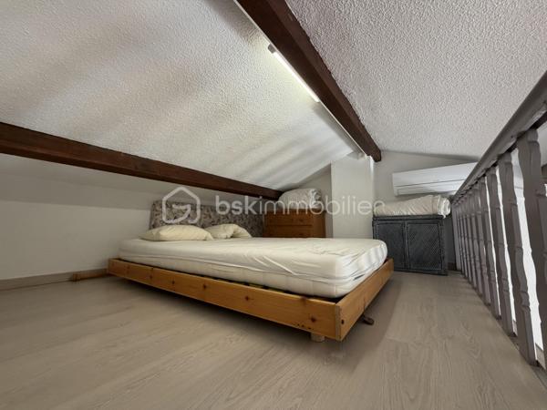 Un pied-à-terre idéal à proximité de la mer !

Proche des plages, du port et du centre-ville, venez découvrir ce charmant appartement 2 pièces Climatisé, vendu entièrement meublé, offrant 35 m² habitables.

Situé dans une résidence de Standing Sécurisée avec gardien, au cœur d'un environnement calme et verdoyant, ce bien constitue une belle opportunité pour profiter de Cavalaire tout au long de l'année ou pour un investissement locatif.

L'appartement propose une organisation fonctionnelle avec une entrée avec placard, une chambre, une salle de bains avec WC et une agréable pièce de vie avec cuisine ouverte.

La pièce de vie s'ouvre sur une terrasse exposée Est, avec une vue dégagée particulièrement agréable sur la piscine et les jardins paysagers de la résidence, complétée par un aperçu mer.

Autre véritable atout : une mezzanine de plus de 9 m², offrant un espace supplémentaire qui pourra être utilisé comme couchage, bureau ou espace détente.

UNE RÉSIDENCE IDÉALE POUR PROFITER DE CAVALAIRE

Vous bénéficierez d'un cadre de vie privilégié avec :

🏊 Une piscine
🌳 De beaux jardins paysagers
🎯 Un terrain de pétanque
🛡️ Un gardien et un accès sécurisé
🤫 Un environnement calme et préservé

Une place de stationnement privative vient compléter le bien.

LES POINTS FORTS

⭐ 35 m² habitables / 27 m² Loi Carrez
⭐ Appartement vendu entièrement meublé
⭐ Climatisation
⭐ Mezzanine de plus de 9 m²
⭐ Terrasse exposée Est
⭐ Vue piscine et jardins
⭐ Aperçu mer
⭐ Piscine dans la résidence
⭐ Gardien
⭐ Parking privatif
⭐ DPE C / A
⭐ À quelques pas des plages, du port et du centre-ville
⭐ Charges de copropriété : 122 € / mois

Que ce soit pour vos vacances, votre résidence secondaire ou un investissement locatif, ce bien offre un excellent compromis entre confort, environnement et proximité des principaux attraits de Cavalaire-sur-Mer.

À découvrir sans tarder.

📞 Olivier PROUST
Agent Mandataire Immobilier indépendant
📱 06 61 53 40 05
📧 o.proust@bskimmobilier.com