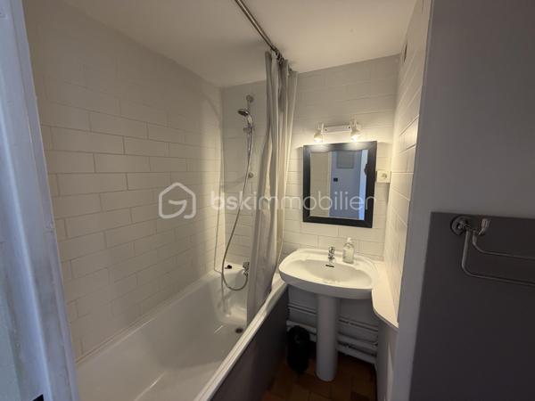 Un pied-à-terre idéal à proximité de la mer !

Proche des plages, du port et du centre-ville, venez découvrir ce charmant appartement 2 pièces Climatisé, vendu entièrement meublé, offrant 35 m² habitables.

Situé dans une résidence de Standing Sécurisée avec gardien, au cœur d'un environnement calme et verdoyant, ce bien constitue une belle opportunité pour profiter de Cavalaire tout au long de l'année ou pour un investissement locatif.

L'appartement propose une organisation fonctionnelle avec une entrée avec placard, une chambre, une salle de bains avec WC et une agréable pièce de vie avec cuisine ouverte.

La pièce de vie s'ouvre sur une terrasse exposée Est, avec une vue dégagée particulièrement agréable sur la piscine et les jardins paysagers de la résidence, complétée par un aperçu mer.

Autre véritable atout : une mezzanine de plus de 9 m², offrant un espace supplémentaire qui pourra être utilisé comme couchage, bureau ou espace détente.

UNE RÉSIDENCE IDÉALE POUR PROFITER DE CAVALAIRE

Vous bénéficierez d'un cadre de vie privilégié avec :

🏊 Une piscine
🌳 De beaux jardins paysagers
🎯 Un terrain de pétanque
🛡️ Un gardien et un accès sécurisé
🤫 Un environnement calme et préservé

Une place de stationnement privative vient compléter le bien.

LES POINTS FORTS

⭐ 35 m² habitables / 27 m² Loi Carrez
⭐ Appartement vendu entièrement meublé
⭐ Climatisation
⭐ Mezzanine de plus de 9 m²
⭐ Terrasse exposée Est
⭐ Vue piscine et jardins
⭐ Aperçu mer
⭐ Piscine dans la résidence
⭐ Gardien
⭐ Parking privatif
⭐ DPE C / A
⭐ À quelques pas des plages, du port et du centre-ville
⭐ Charges de copropriété : 122 € / mois

Que ce soit pour vos vacances, votre résidence secondaire ou un investissement locatif, ce bien offre un excellent compromis entre confort, environnement et proximité des principaux attraits de Cavalaire-sur-Mer.

À découvrir sans tarder.

📞 Olivier PROUST
Agent Mandataire Immobilier indépendant
📱 06 61 53 40 05
📧 o.proust@bskimmobilier.com